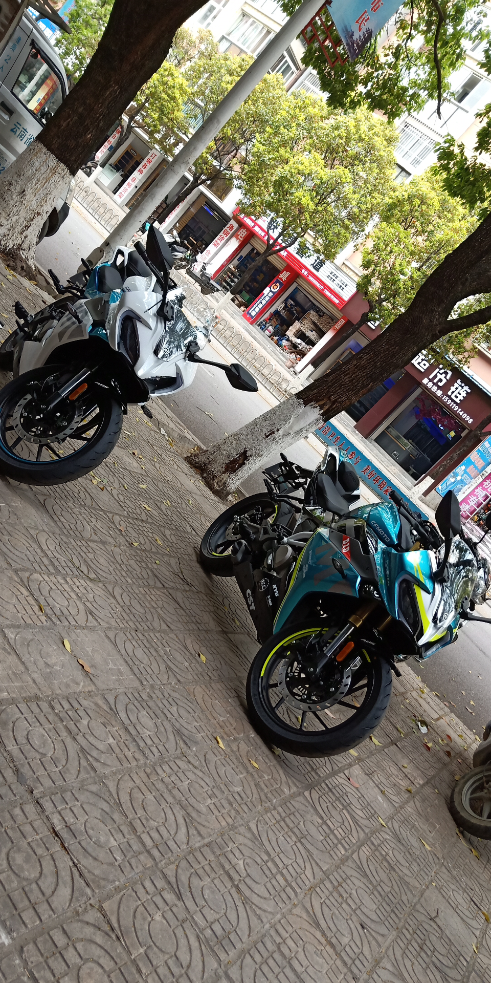 春风250sr赛道版到货三台交付客户,顺便在卖点nk系列,恭喜几位车主喜