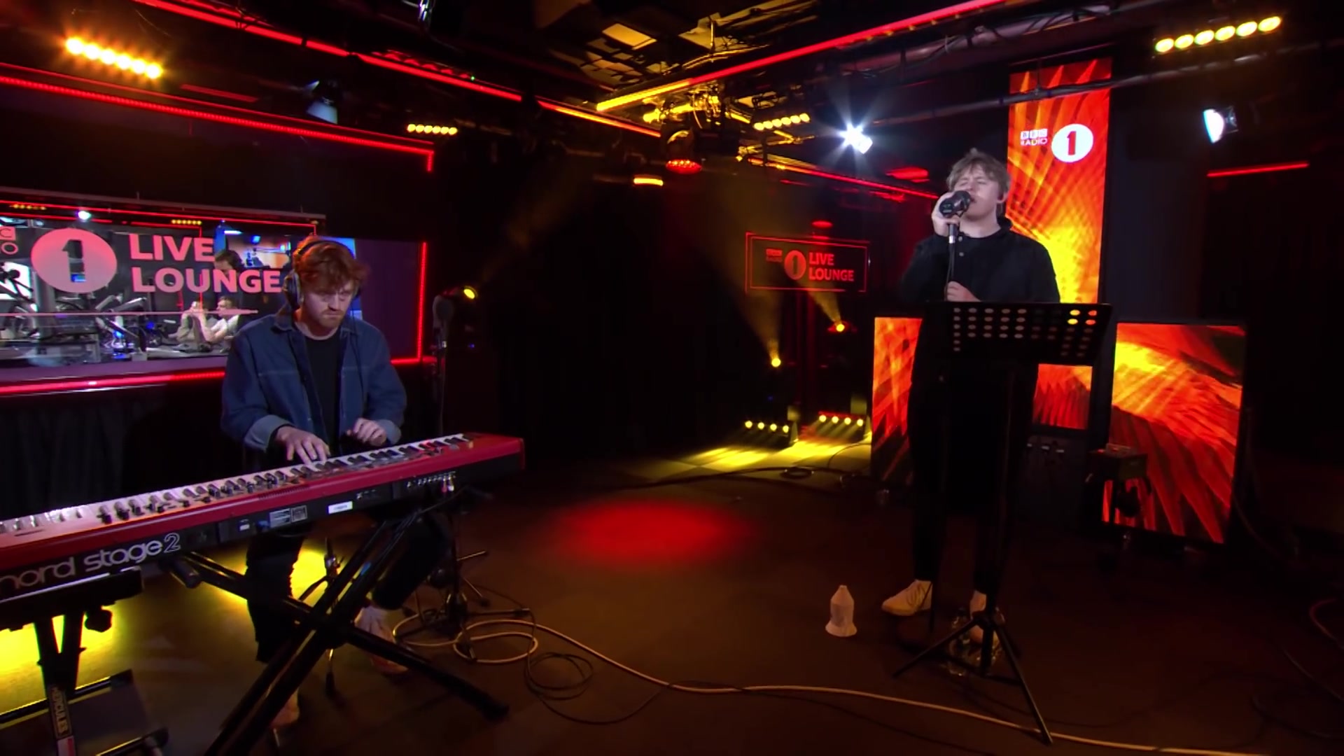 [图]【Lewis Capaldi】 - Hold Me While You Wait 【Live Lounge】