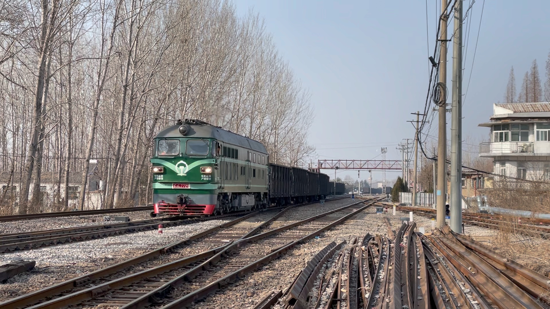 徐沛铁路4b7725作业,南场5道调车推进北场6道_哔哩哔哩_bilibili