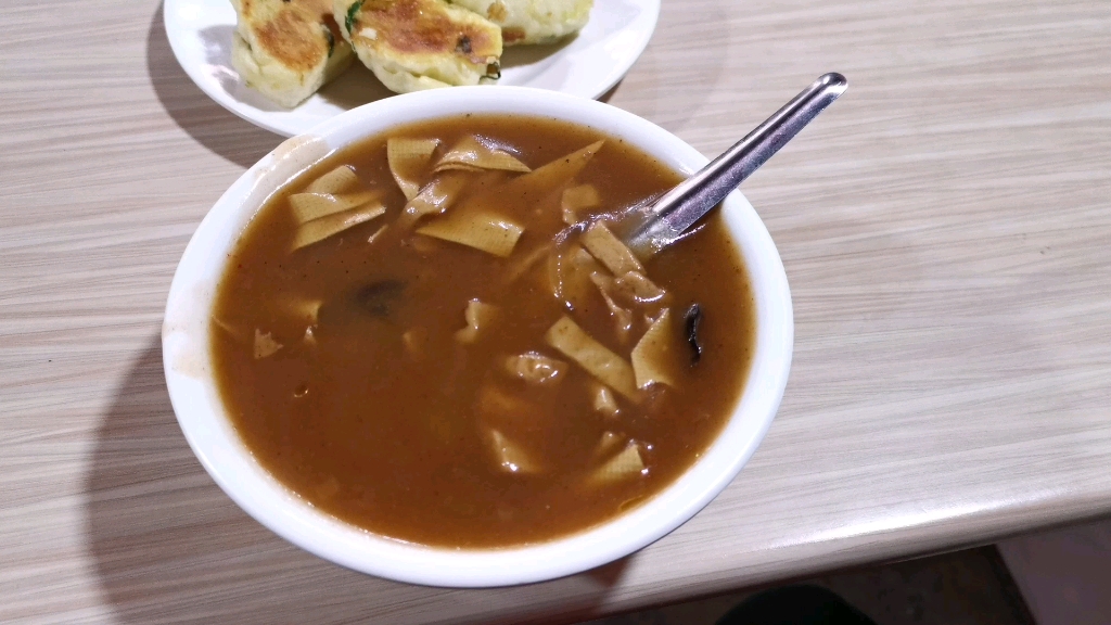 早上咋吃才最香,煎包油条胡辣汤.