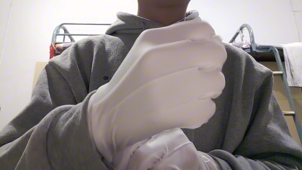 新手第一次在宿舍戴白手套,希望大家多多支持!