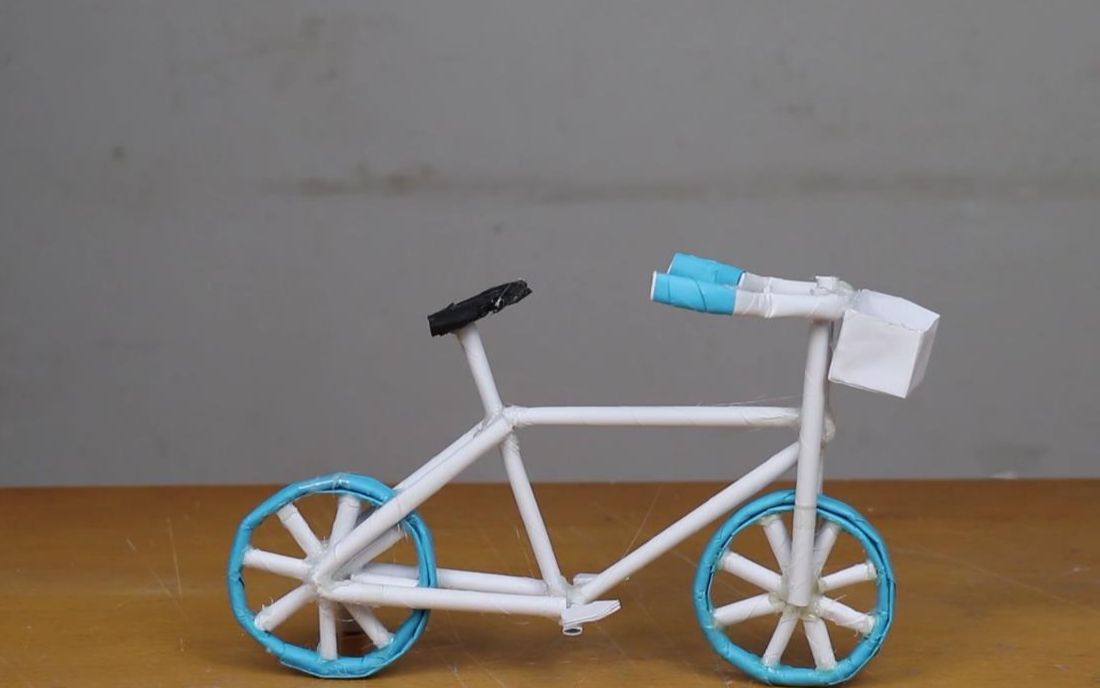 自制纸质小自行车,看起来有点像共享单车