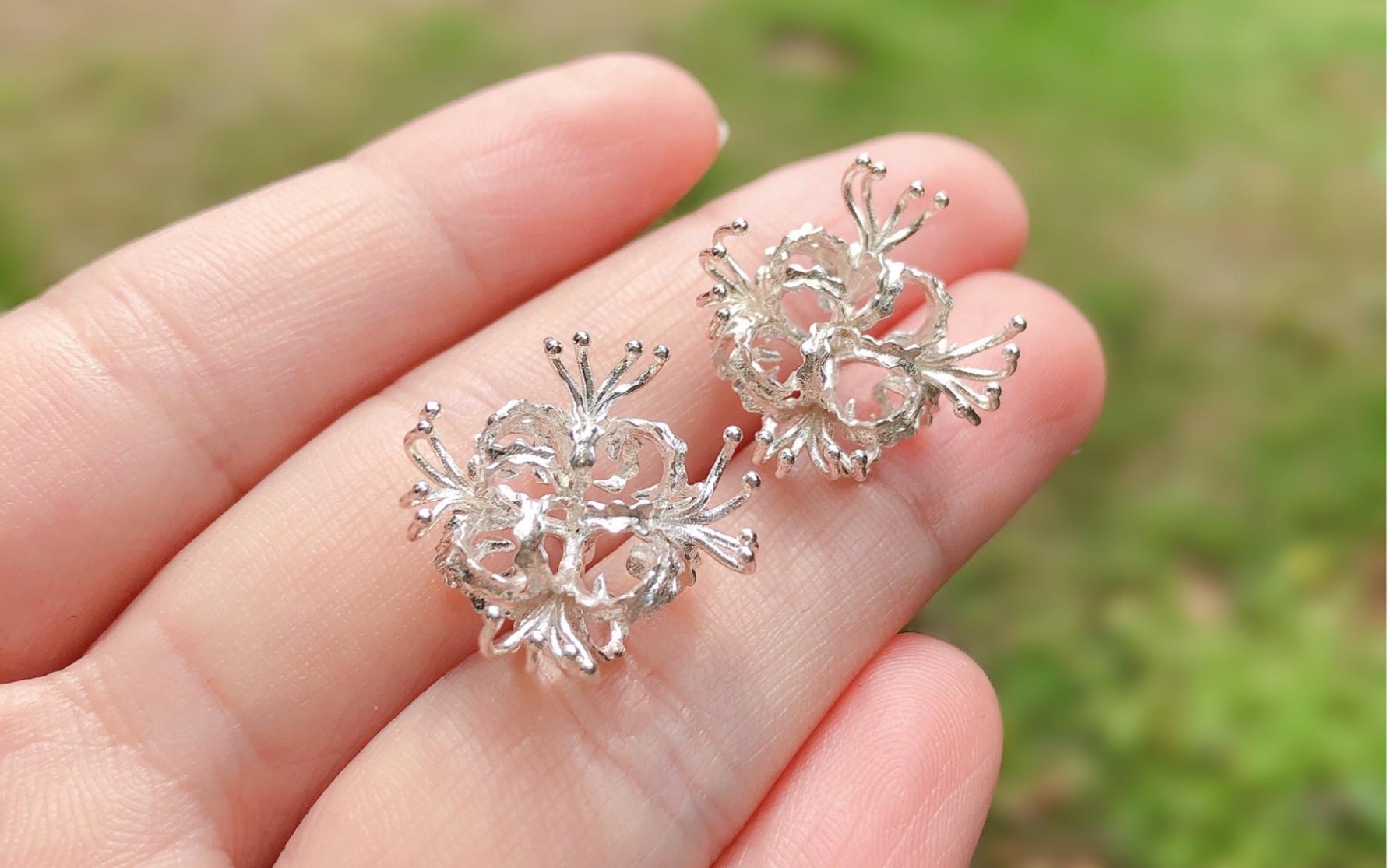 经典的彼岸花纯银耳钉,现货一对,越小越精致,工艺非常考究的一款