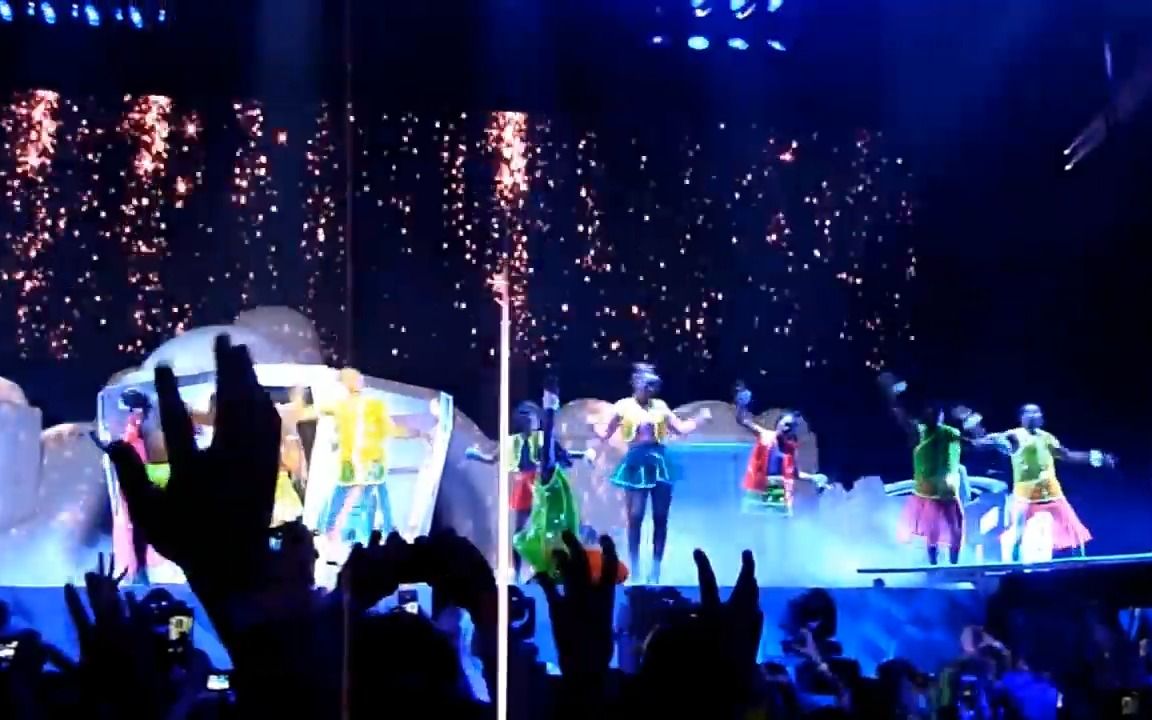 [图]【音乐现场】Lady Gaga - Bad Romance (Live - Phones 4u Arena, Manchester, UK, Oct 2014)