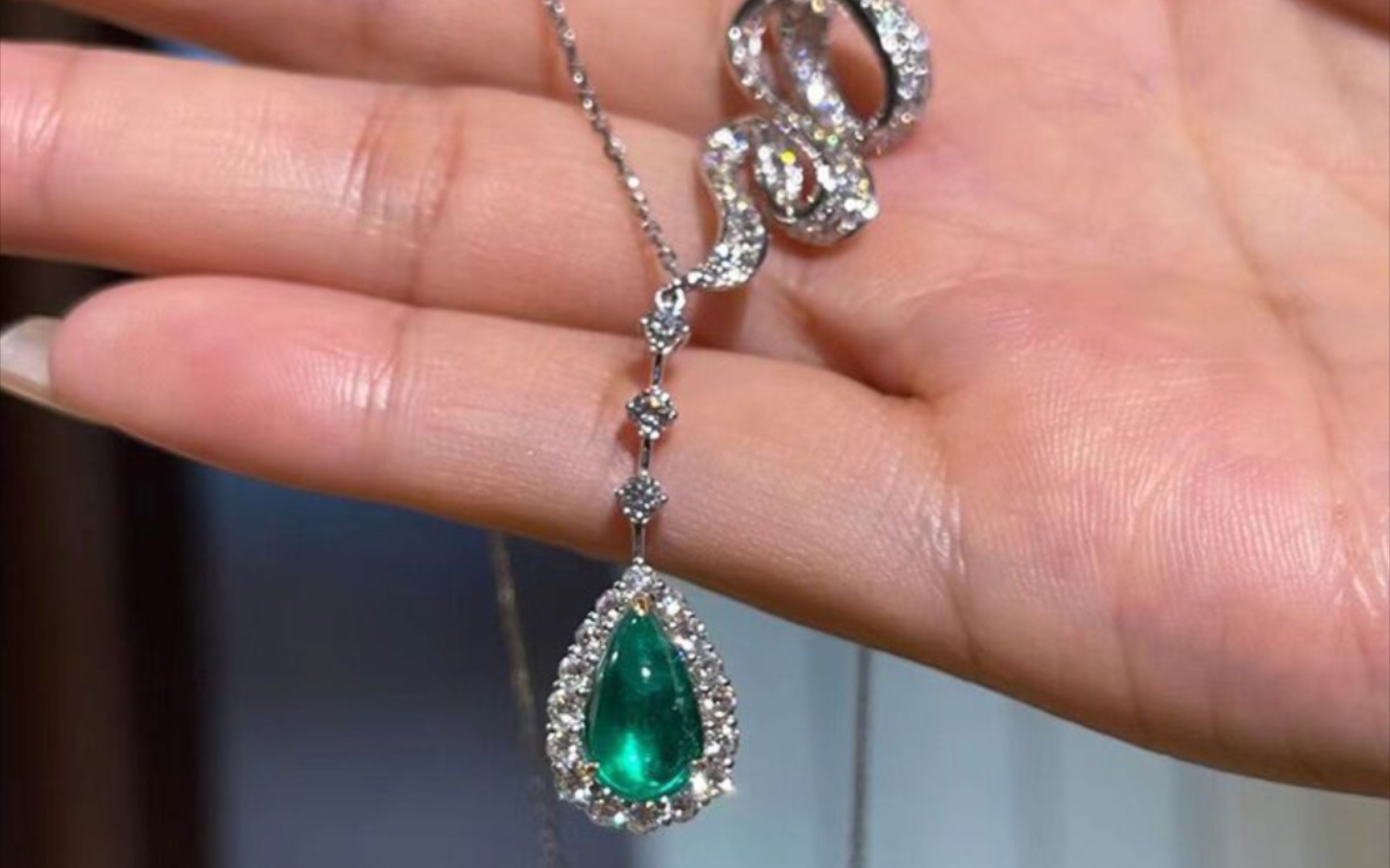 高级感祖母绿吊坠项链轻奢小众锁骨链满钻锁骨链水滴梨形彩宝女