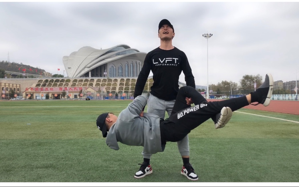 奇怪的姿势又增加了,双人负重健身.