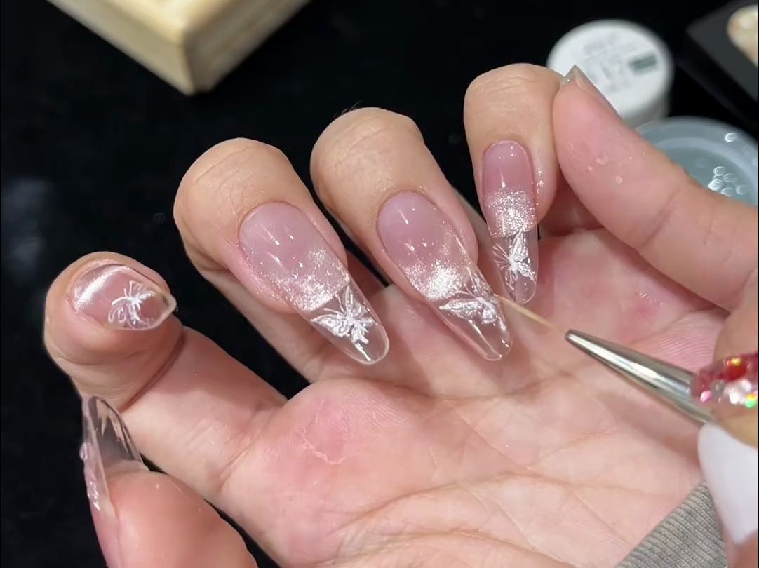 7815这个冰晶小蝴蝶,作为婚礼美甲不得美鼠呀