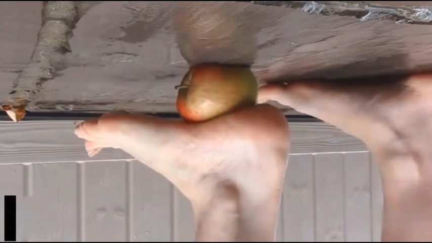 光脚踩苹果解压,你喜欢嘛