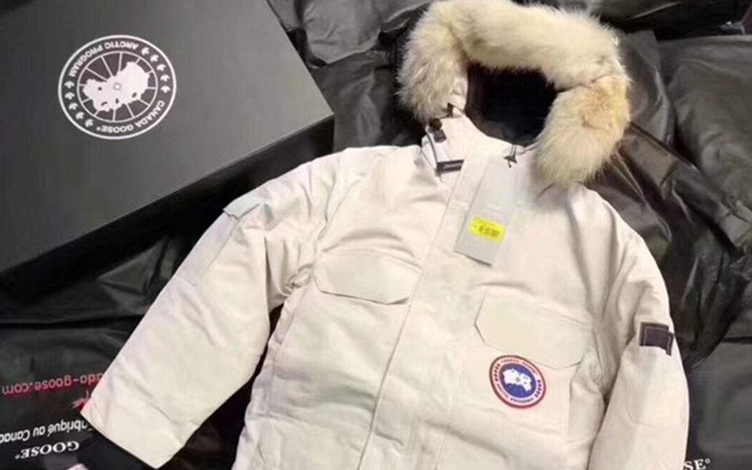 加拿大鹅 08 远征款,今天好像米白色的热度特别高,那么今天就给大家