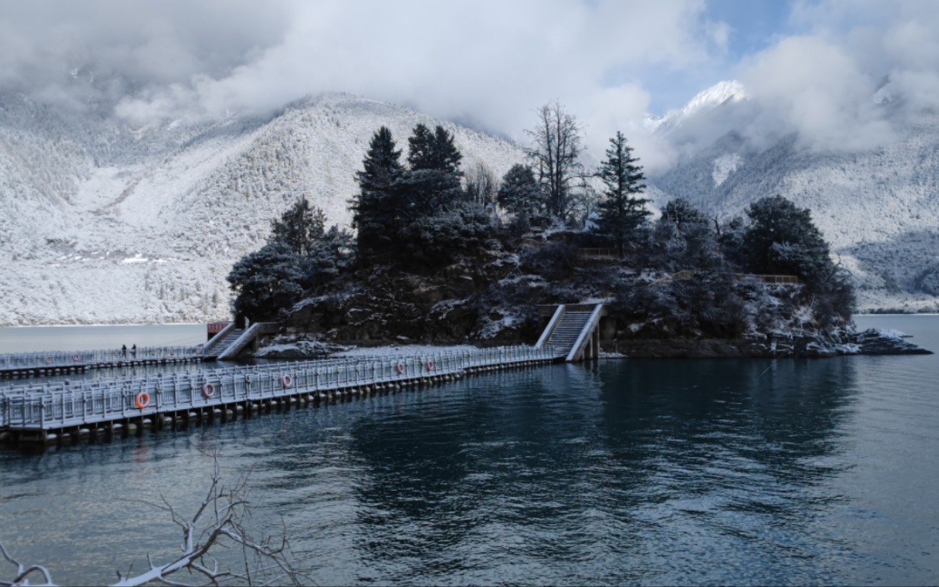 雪后的巴松措湖心岛