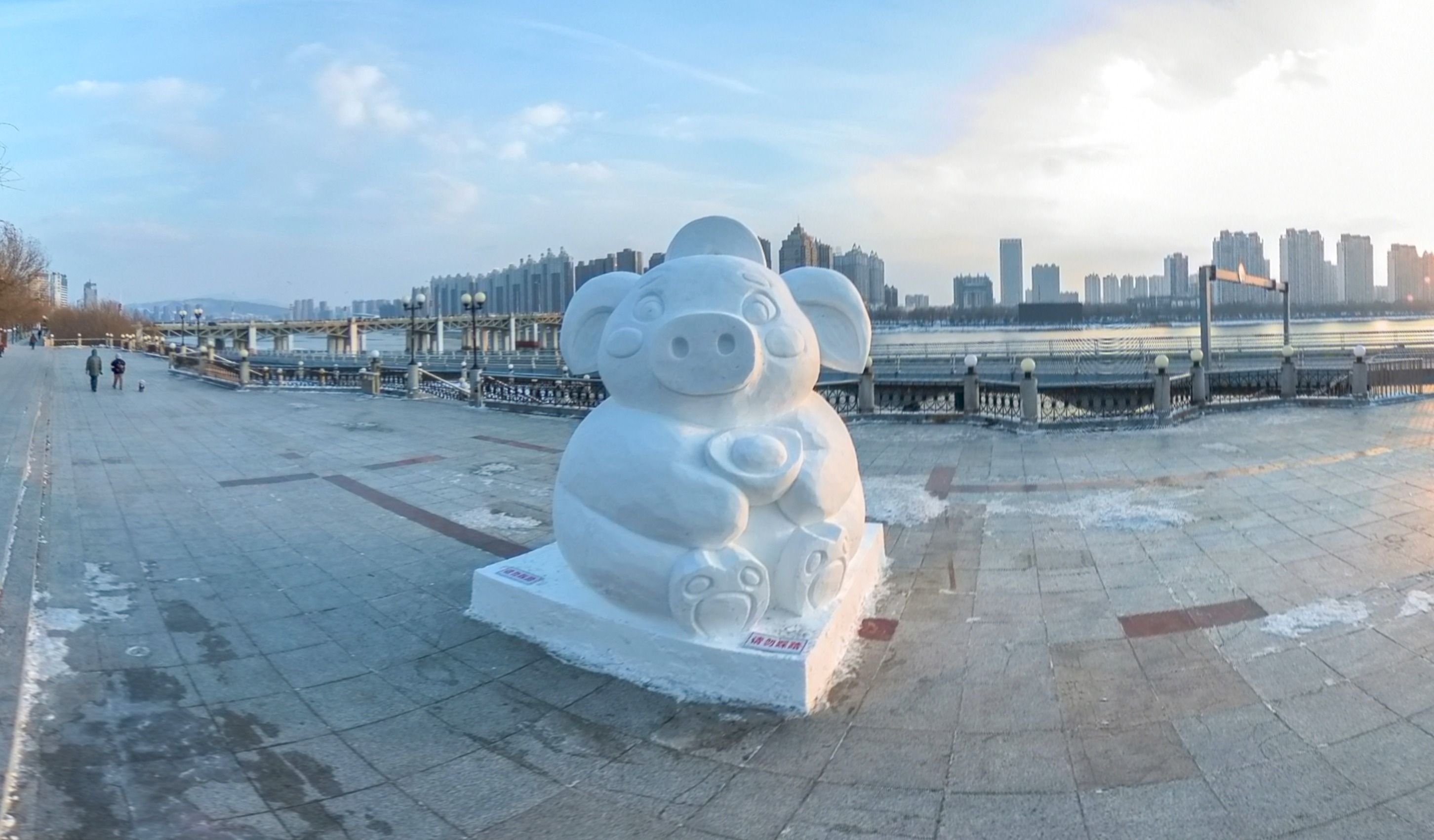 松江中路的街头艺术东北雪雕猪