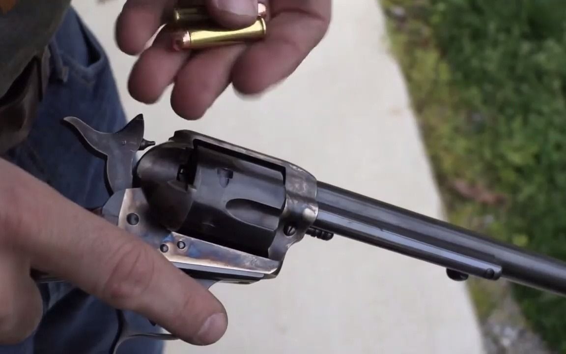 比突击步枪还要长的左轮手枪