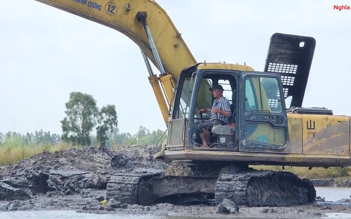 小松pc210挖掘机在河道清淤作业