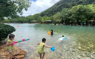 Скачать видео: 偷偷告诉你们：在韶关，有一个10000m²的森林矿泉水游泳池，这里酷暑无夏，全年恒温21°C。是名副其实的玩水天堂，避暑胜地~#一起去玩水     #玩水的季节