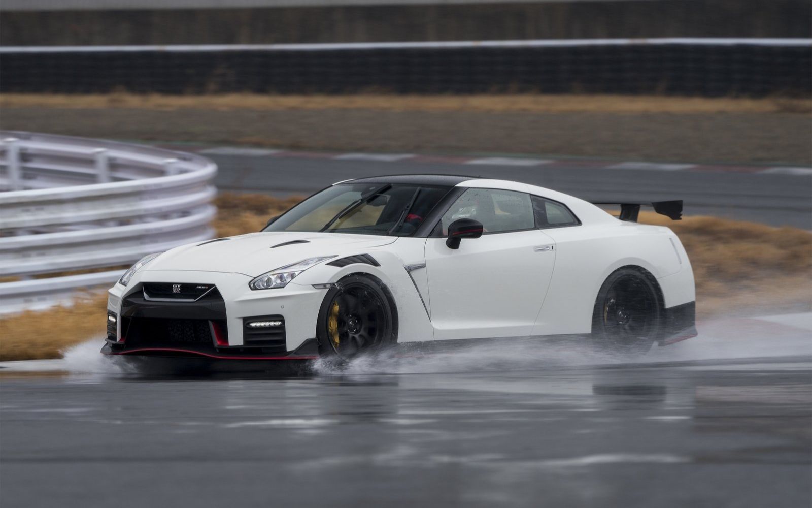 日产 gtr nismo 在雨中飞翔