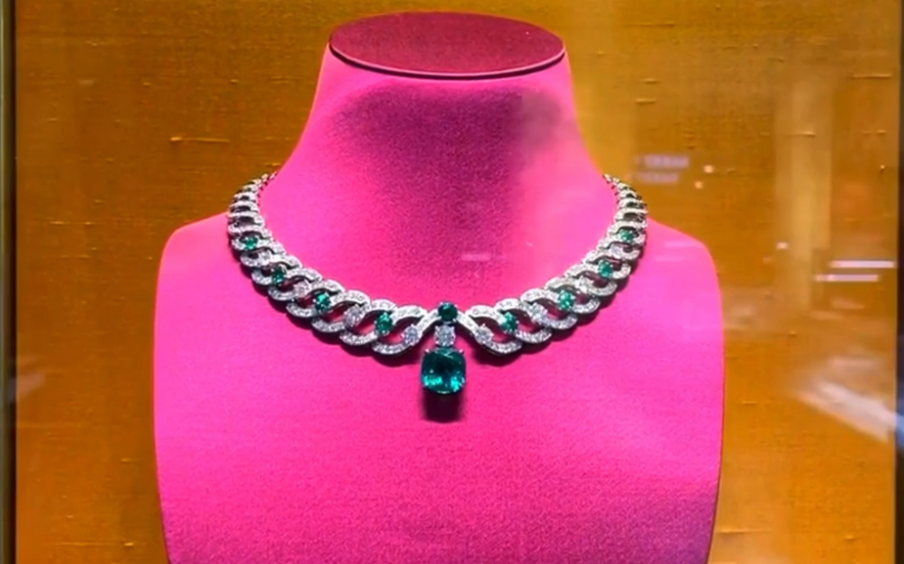 一起欣赏宝格丽祖母绿高级珠宝项链!