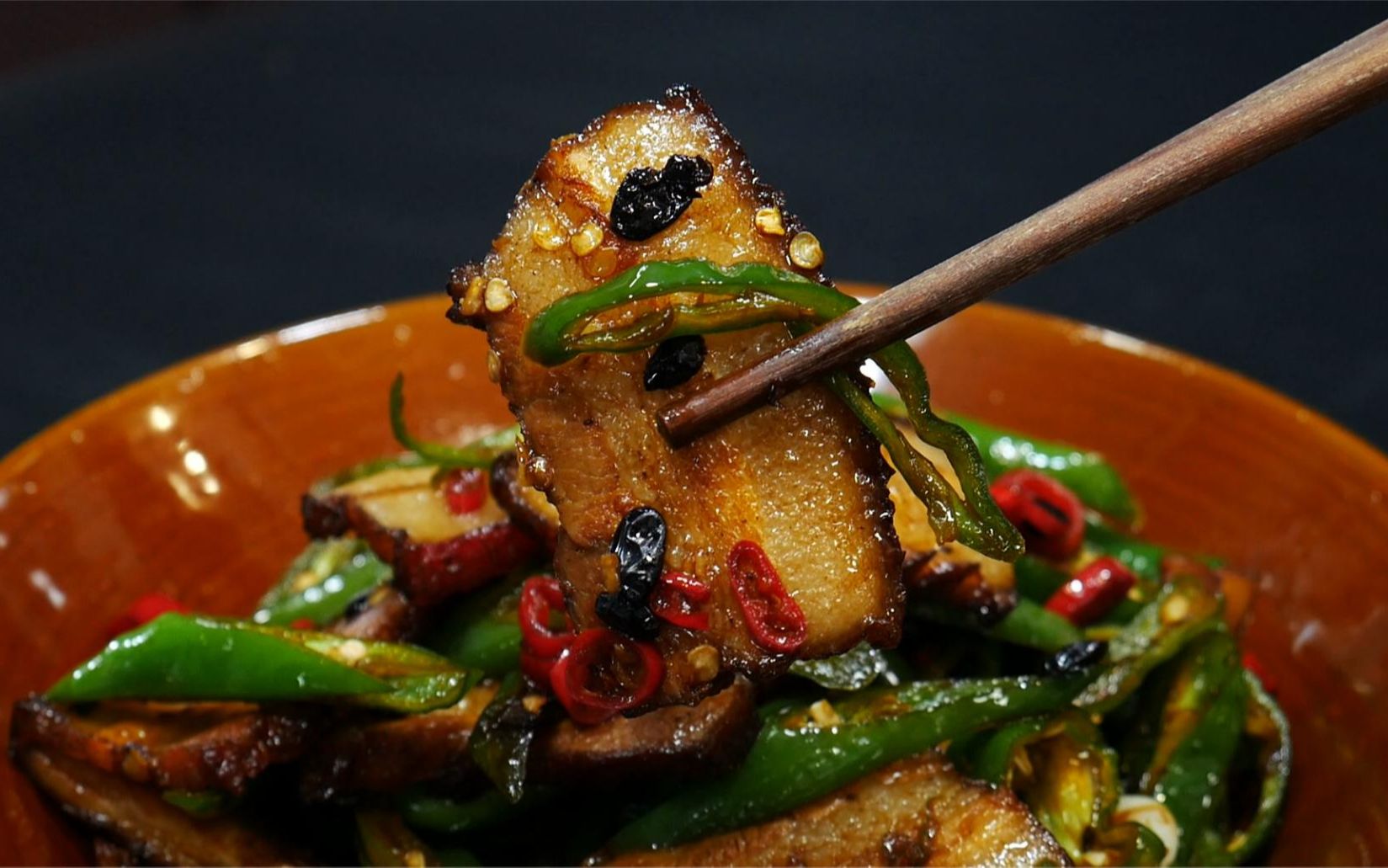 大厨教你"虎皮肉炒青椒"的正确做法,肥而不腻,香辣过瘾又下饭