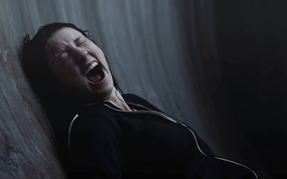 女子拼了命想逃出悬崖绝壁,天空却下起了大雨,女子彻底绝望_哔哩哔哩