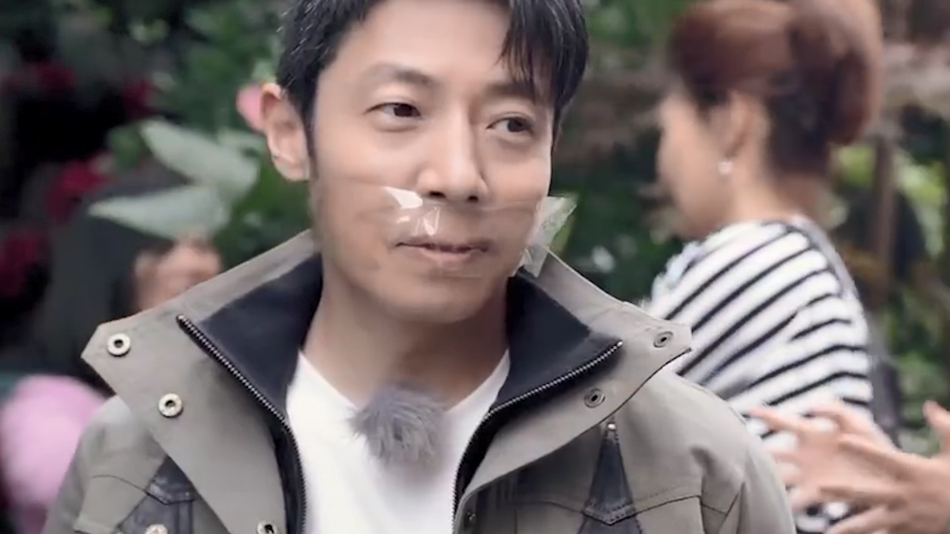 尼格买提用胶带封住撒贝宁的嘴,李梓萌倪萍狂笑不止_哔哩哔哩_bili