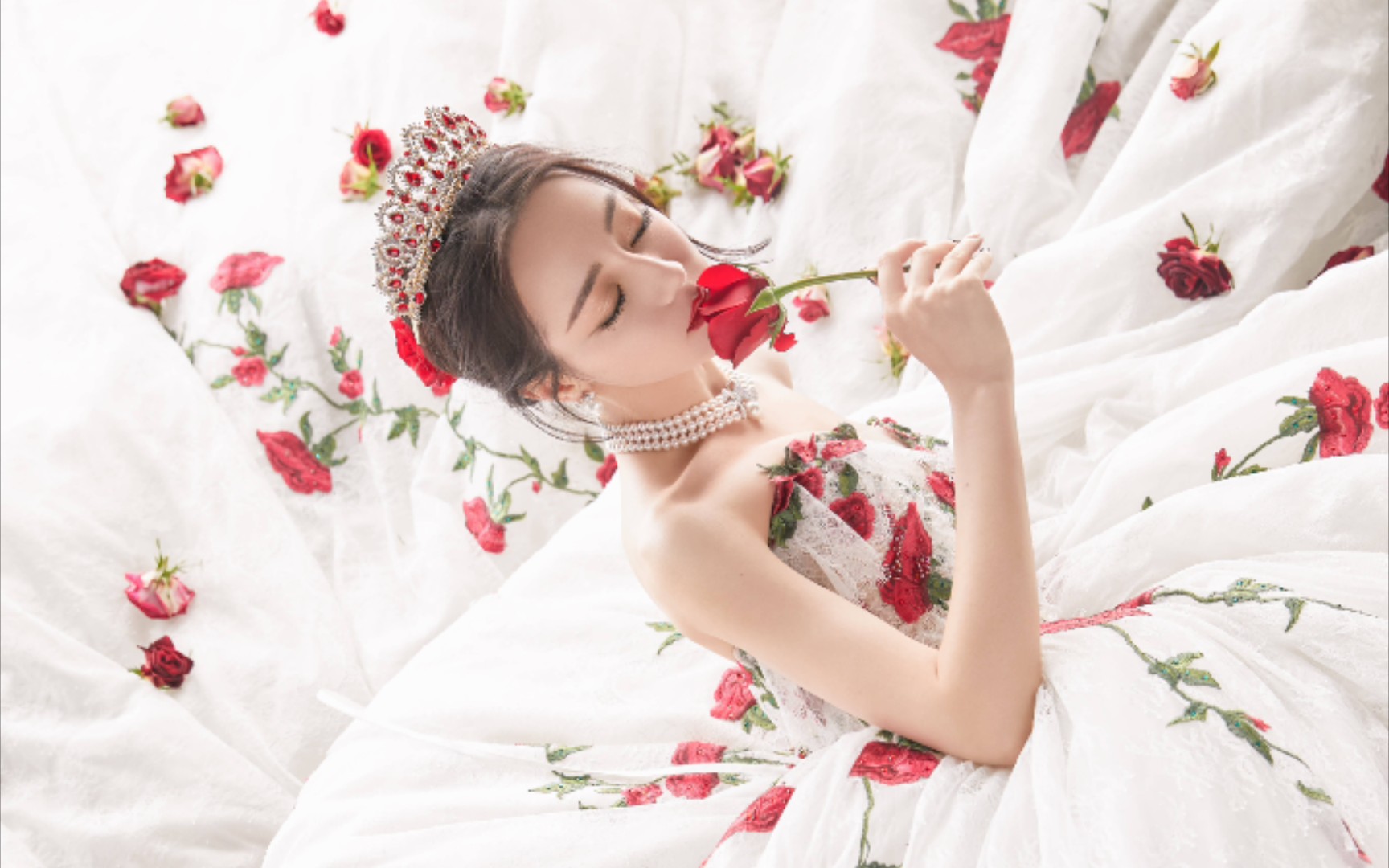 迪丽热巴红玫瑰婚纱图片