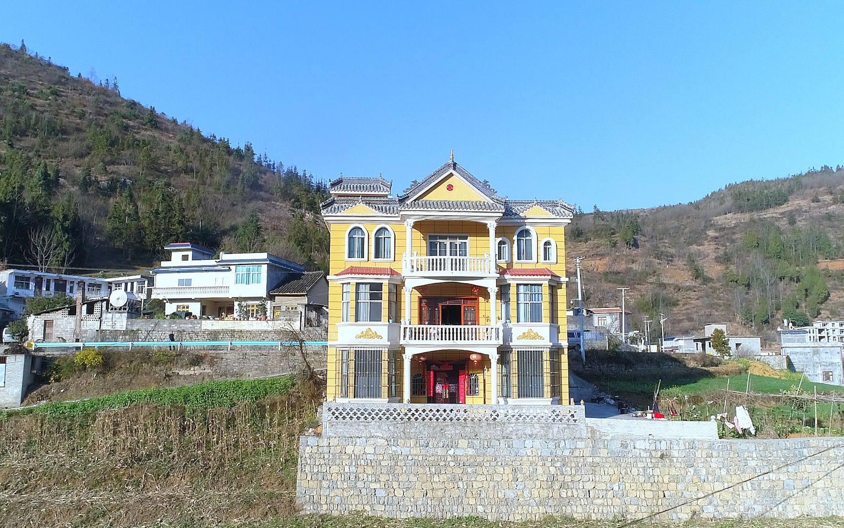 贵州一户人家卖掉城里2套房子,在农村盖别墅,让人百思不得其解