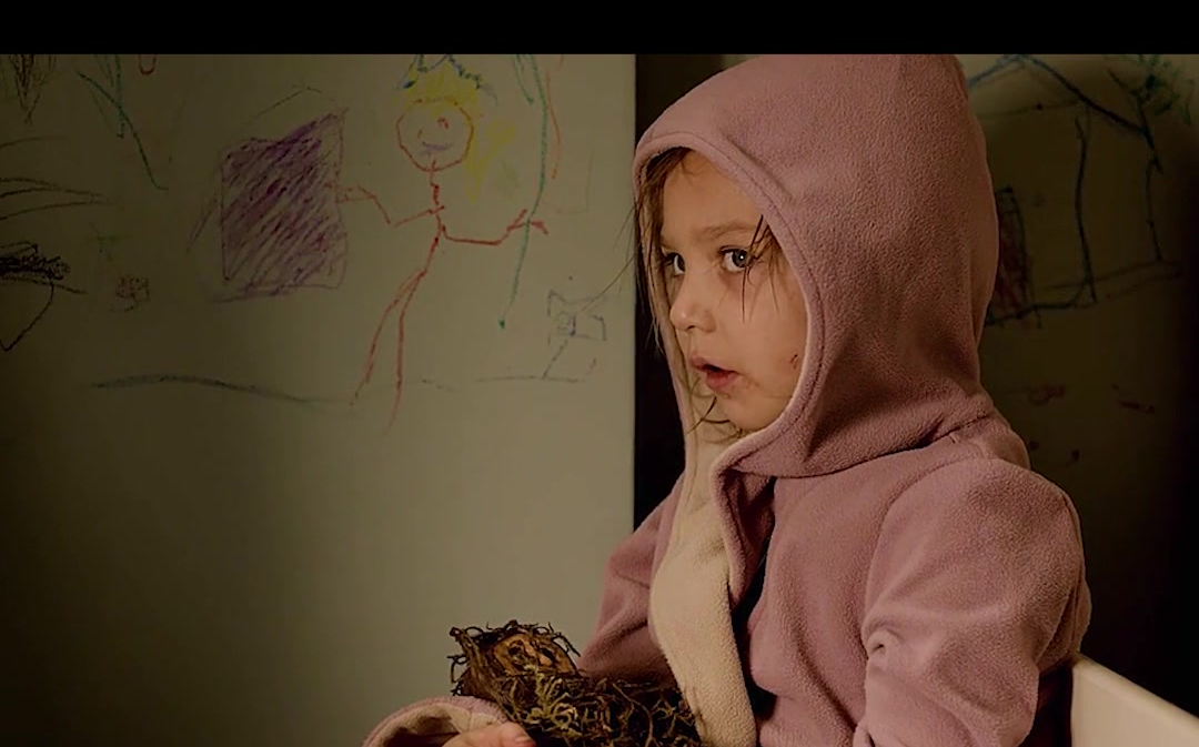 两姐妹被遗弃在树林,被鬼妈妈抚养了五年,虽为gui但