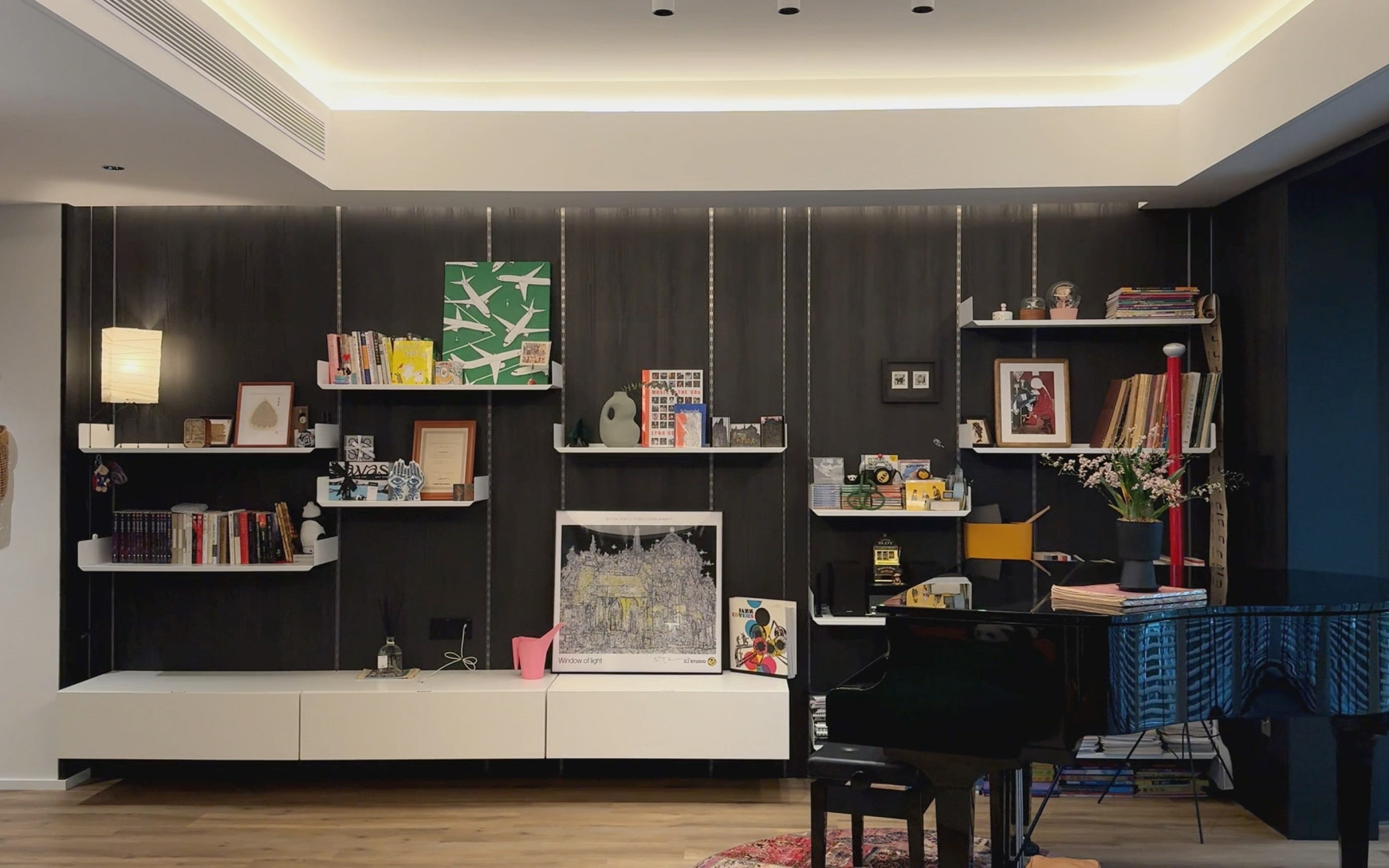 壁挂式层板架系统,利用墙面解决收纳问题,也是优雅的爱好展示地