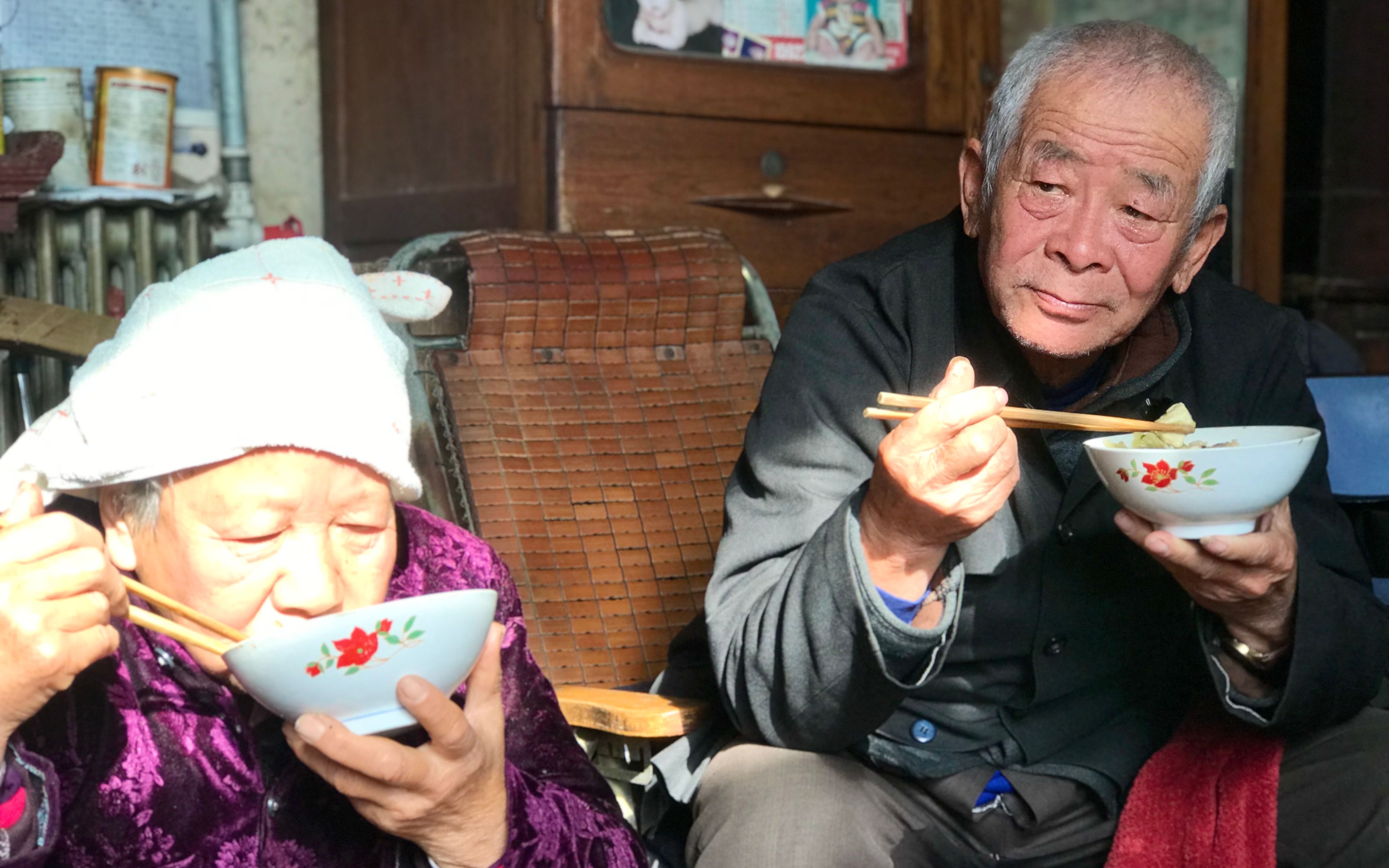 农村俩位老人不和儿女住,每天晌午一碗肉二两酒,看老人吃的啥饭哔哩哔哩bilibili