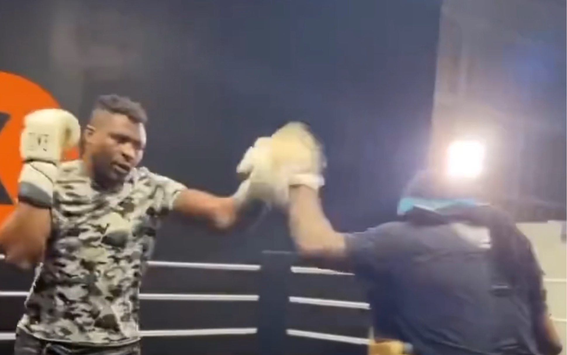 “铁血”佛朗西斯纳干诺(Francis Ngannou)积极备战,力求终结“吉普赛国王”泰森ⷥ‡Œ(Tyson Fury)哔哩哔哩bilibili