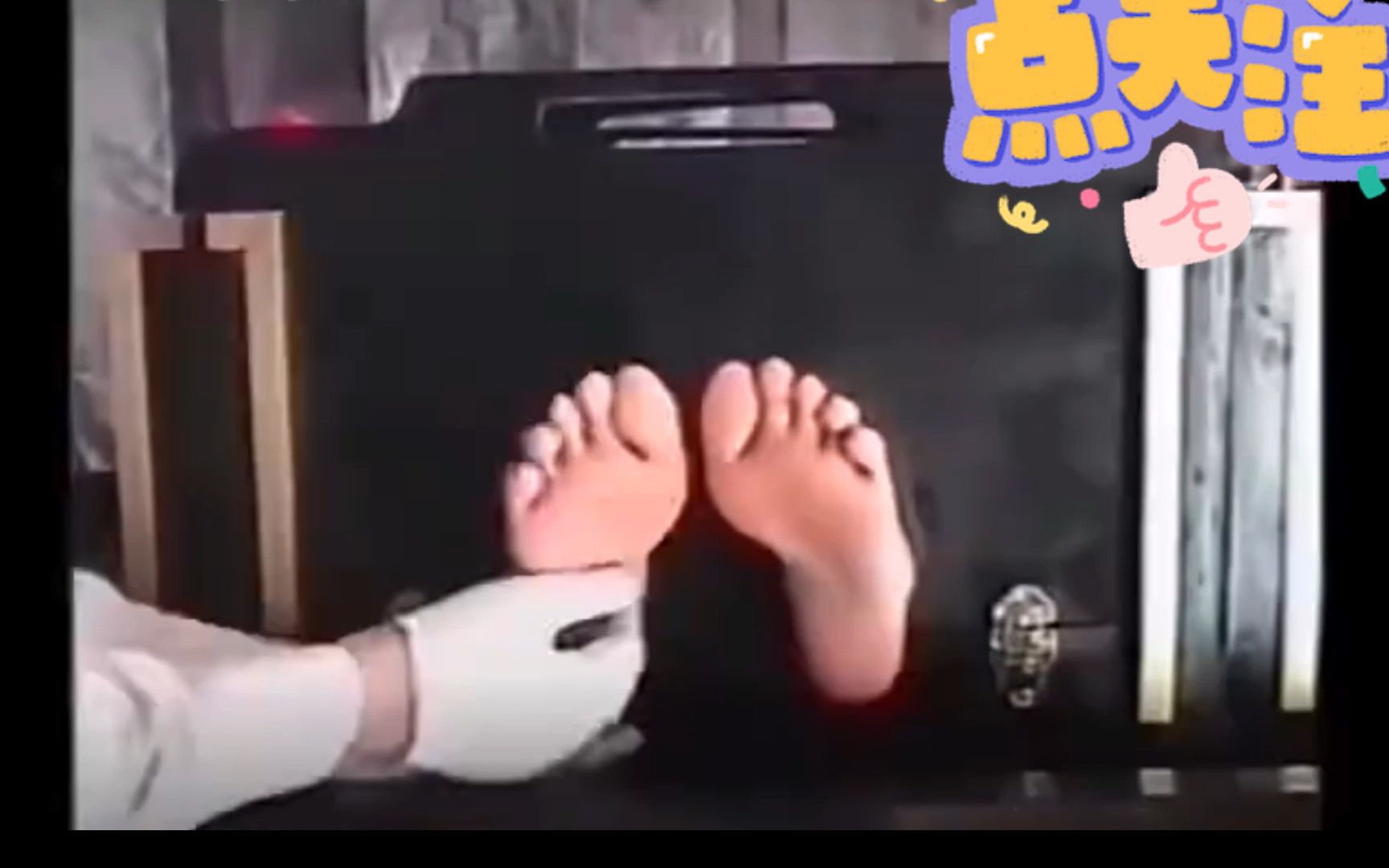 当小姐姐碰上坏魔术师,结果被疯狂挠脚心