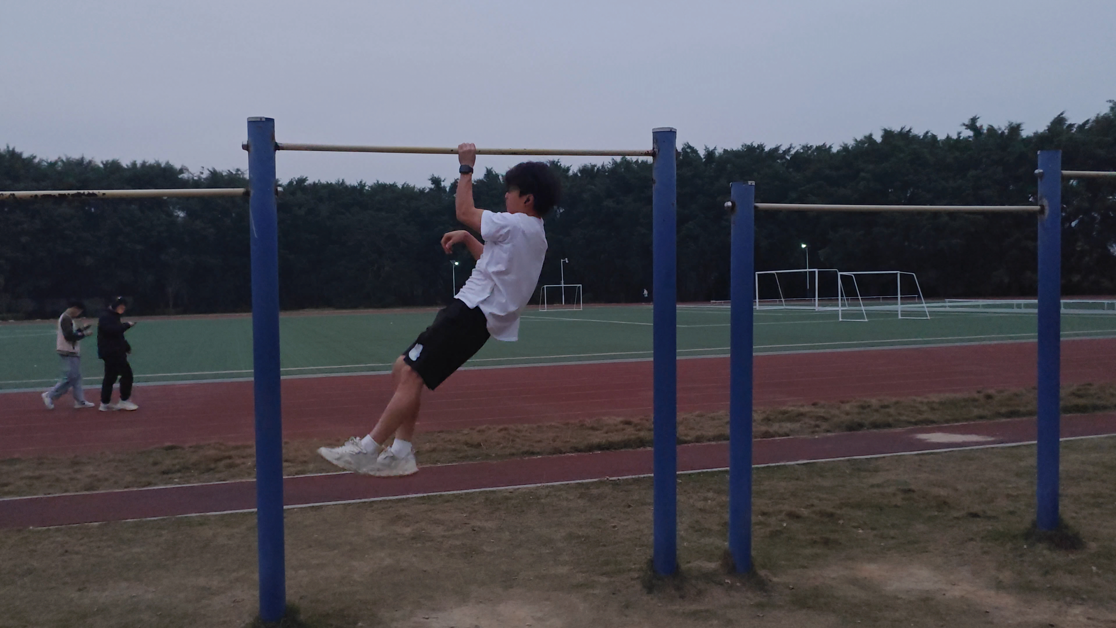 好久没练引体向上不会做了,诶,可以先从单手练起