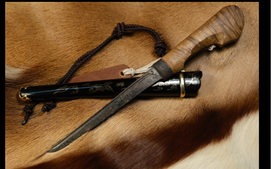 南北朝与唐风的碰撞———一支铜钉雕花服刀的重生