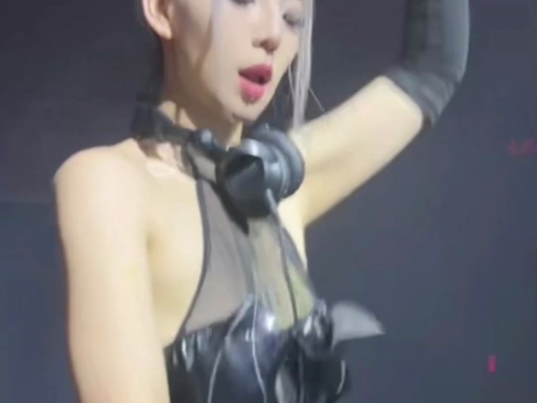 黑色皮裙女dj