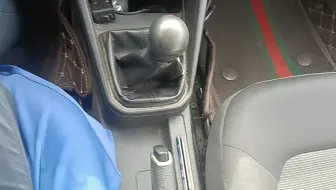 学车时先挂档还是先松手刹？