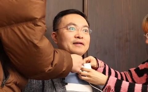 全球首次!京东原副总裁,渐冻症患者蔡磊试用可穿戴人工喉.