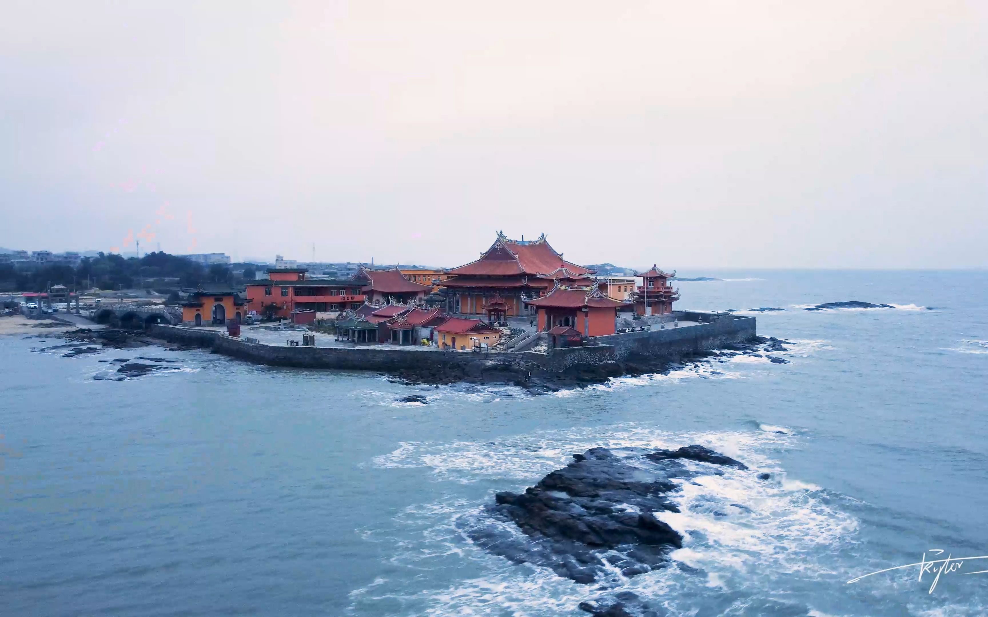 一座不会被淹没的蓬岛佛国坐落在石狮黄金海岸洛伽寺的一座岛非岛