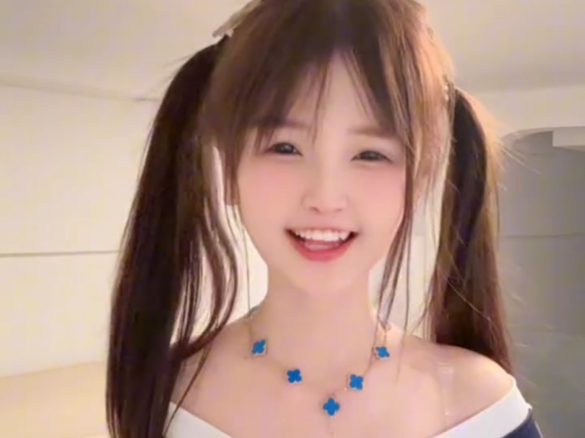 可爱的虎牙女孩