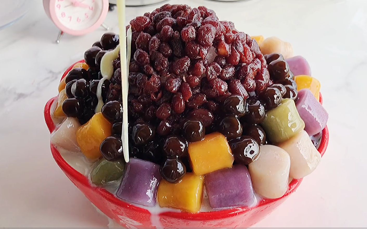 每年夏天都会怀念红豆绵绵冰,超大碗的刨冰摆上蜜红豆,太爱了!