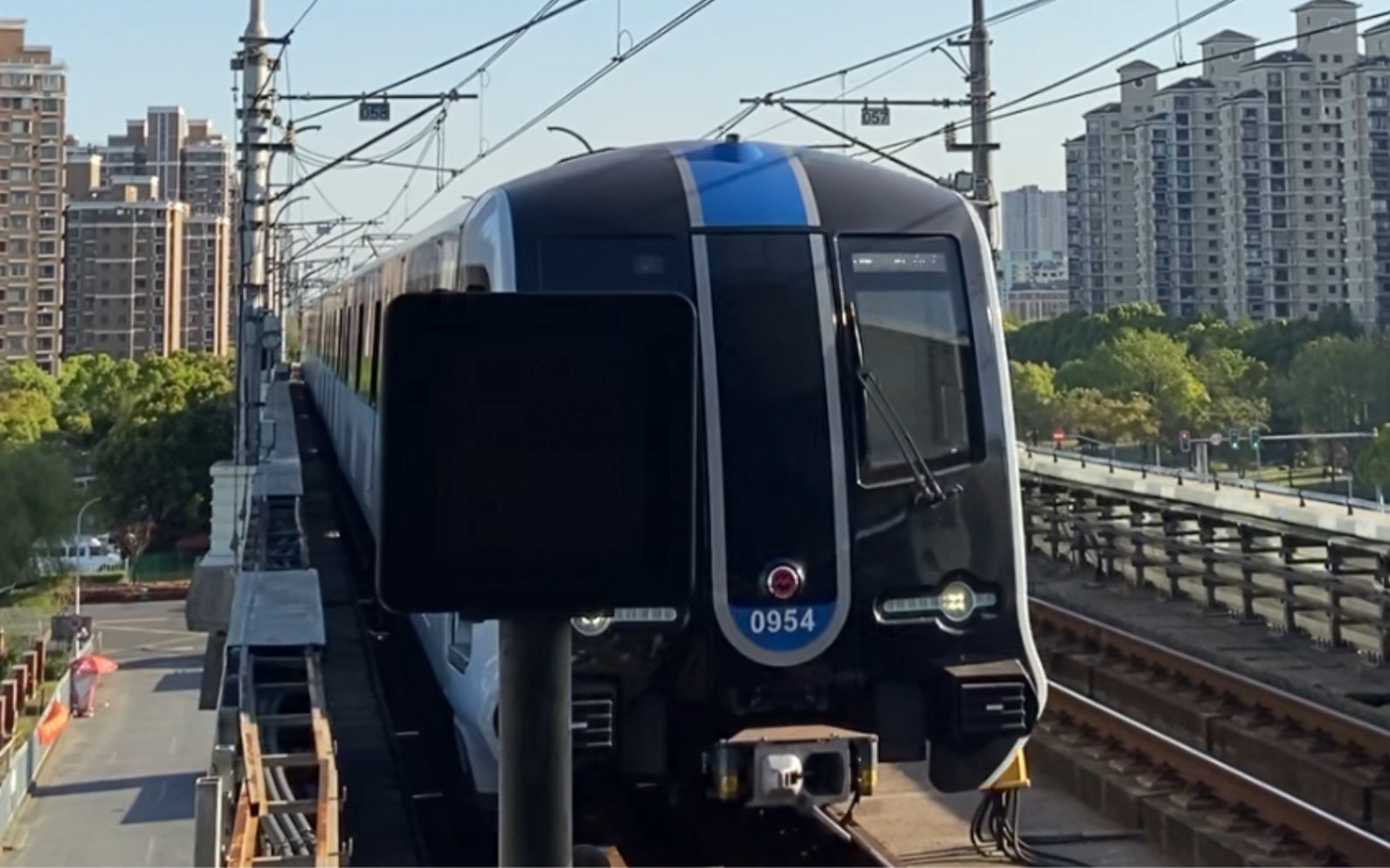 上海地铁9号线列车进松江大学城站(往曹路方向)