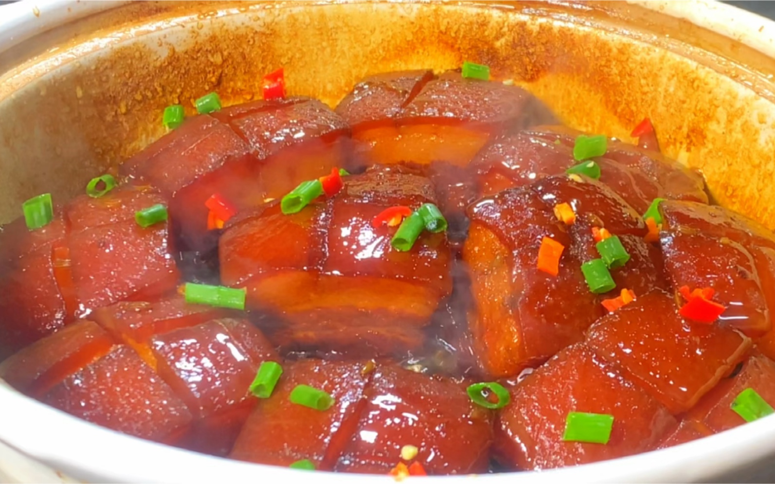 红烧肉这样做吃起来才过瘾,我家小孩一次都能吃两大块,不油不腻,鲜香