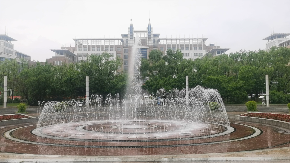 吉林大学五月花广场的喷泉雨中拍的