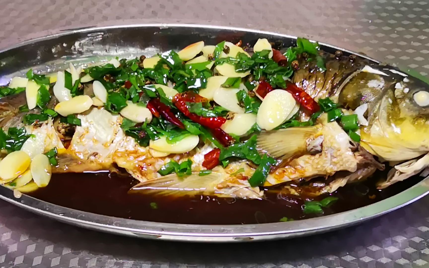 葱油鲤鱼的家常做法,做法简单,营养美味,鱼肉鲜嫩无腥味,好吃