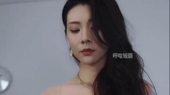 秘书故意当着老板的面脱掉黑丝并把黑丝放在老板旁边 ，开始宽衣解带准备洗澡接着走进浴室 ，老板看见秘书正在...