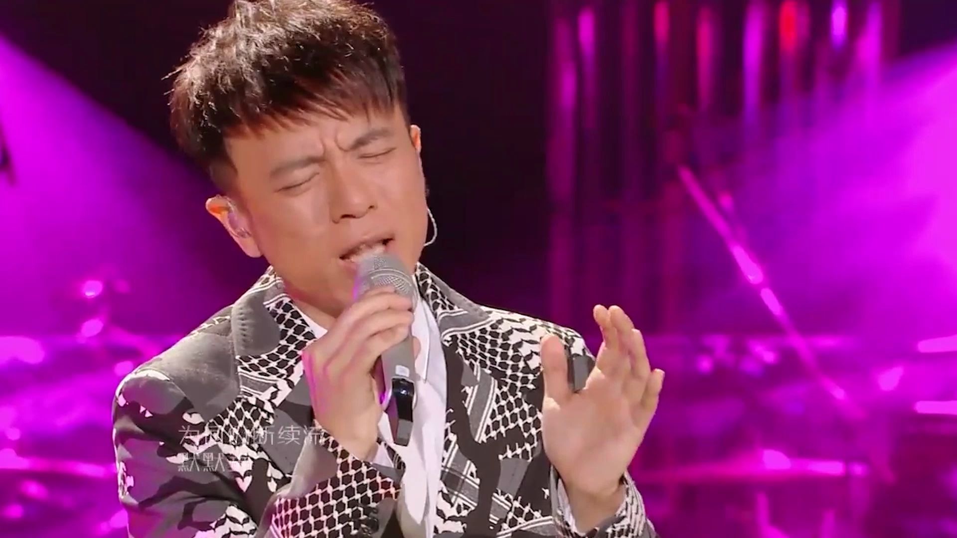 李克勤深情演唱《风继续吹》,向张国荣致敬感动全场观众!