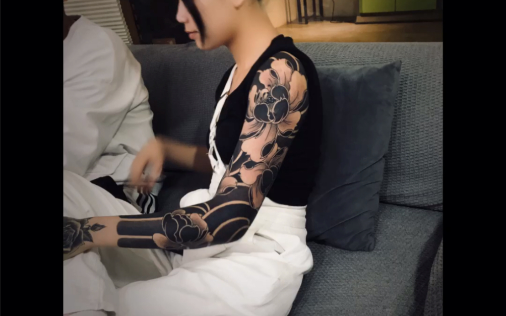 美女老传统牡丹花臂