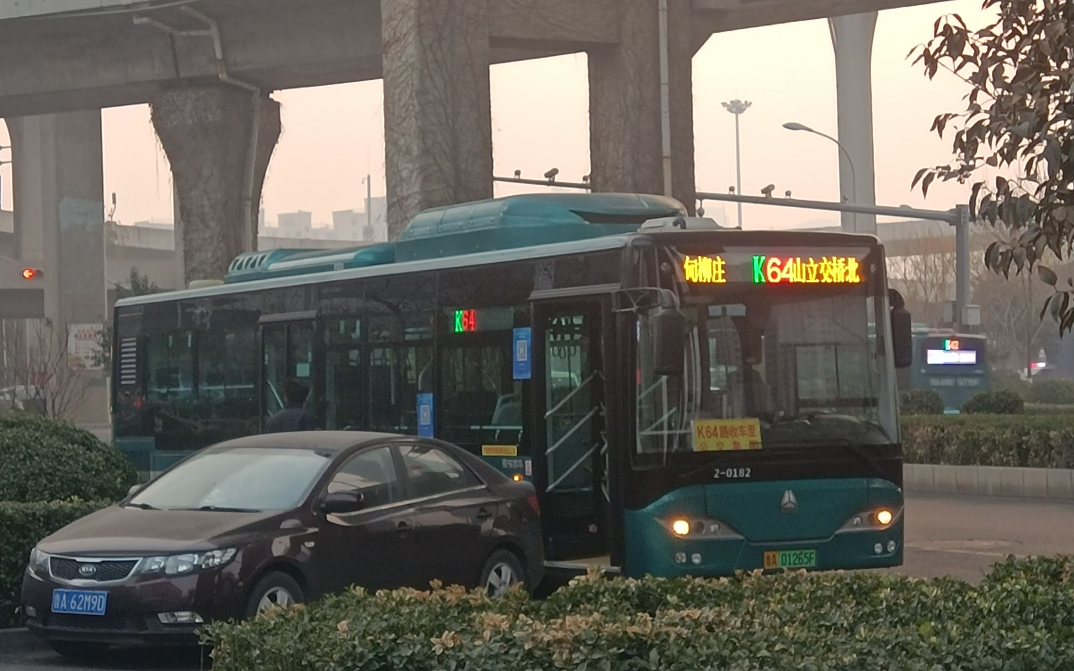 241‖千里孤坟 无处话凄凉#济南公交k64路下行〖英雄山立交桥北-甸柳