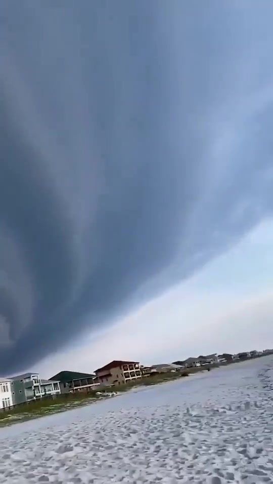 [图]在海滩上突然看到这样的场景，真有种末日来了的错觉...