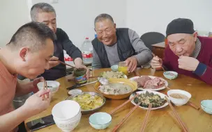 Descargar video: 二舅今天来家，阿远张罗一桌好菜，滩羊、驴焖子样样有，吃过瘾了