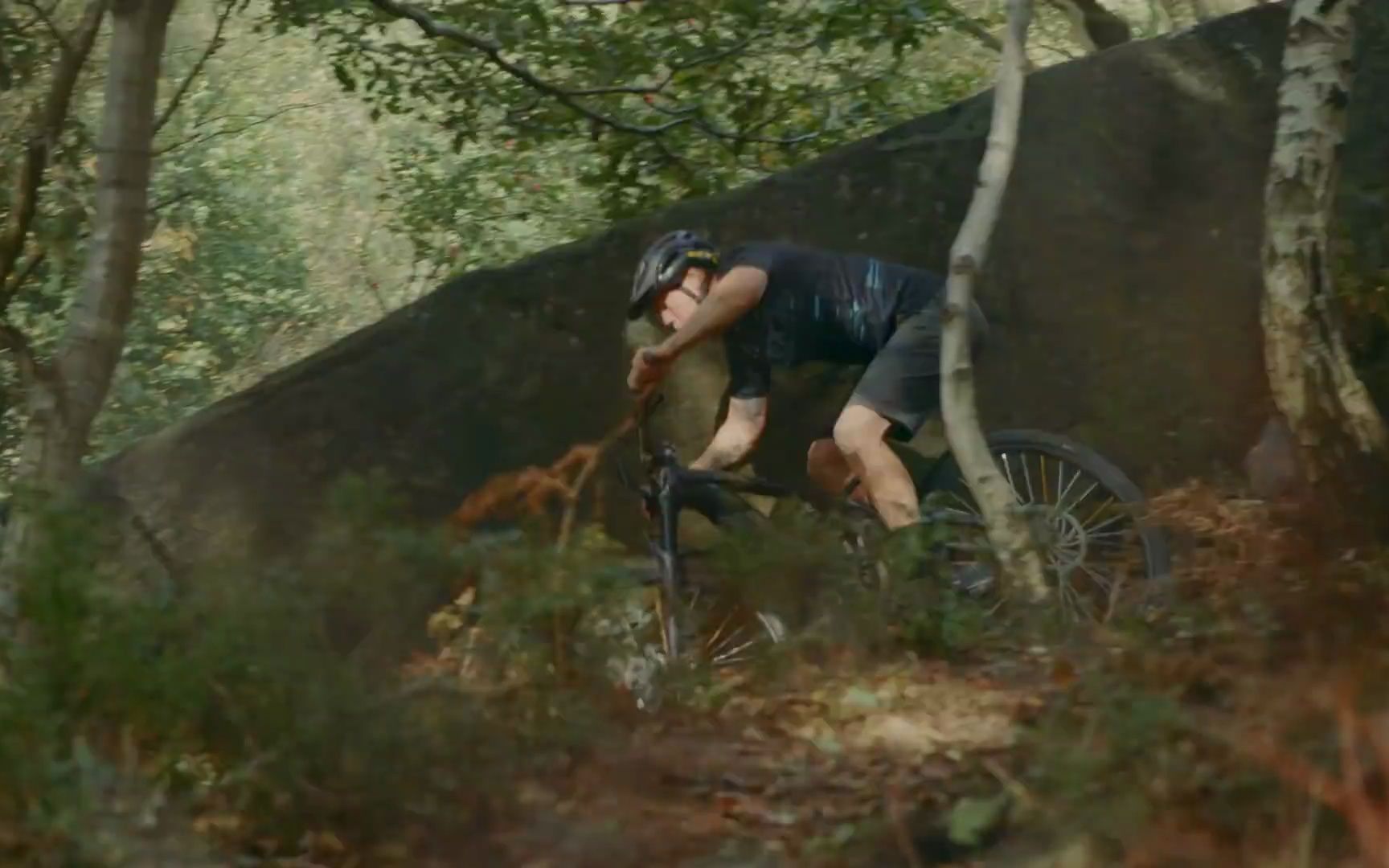 [图]Chris Akrigg, A Super MTB Talent, Tackles Impossible Climb on the Force Amp