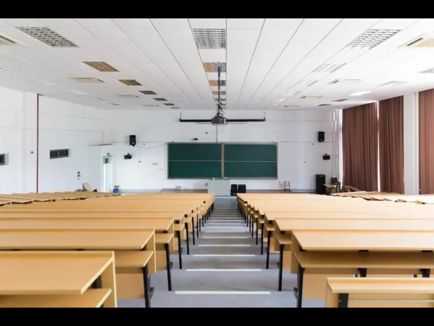 大学生们上课的教室xx1